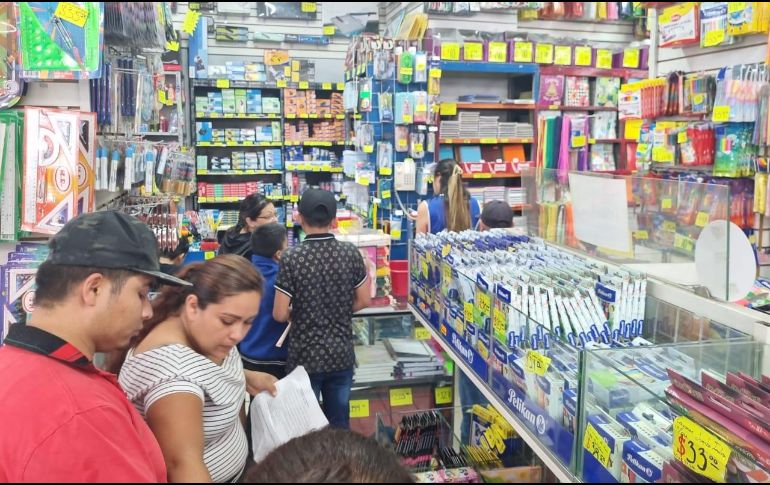 Algunas papelerías en el Centro tapatío ya tienen desabasto en cuadernos. EL INFROMADOR/ J. Velazco
