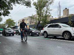 Abraham señala que normalmente circula en su bici por Avenida Hidalgo y que los carros no respetan, por lo que el proyecto les parece buena idea. ESL INFORMADOR/ J. VELAZCO
