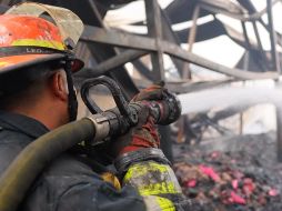 En total se descargaron un millón 500 mil litros de agua para extinguir el fuego en la compañía de fabricación de sandalias. ESPECIAL