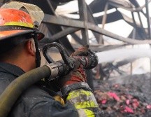 En total se descargaron un millón 500 mil litros de agua para extinguir el fuego en la compañía de fabricación de sandalias. ESPECIAL