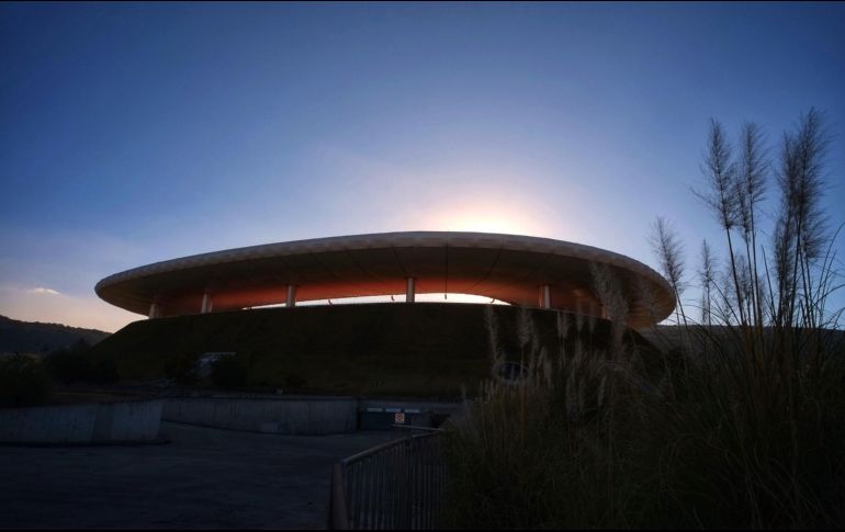 La construcción del estadio Akron inició el 9 de mayo de 2007, y fue inaugurado el 30 de julio de 2010 con una victoria de Chivas 3-2 sobre el Manchester United. IMAGO7