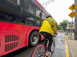 Para dar vuelta en ese sentido las unidades motorizadas tienen que tomar la vía contigua al BusBici. EL INFORMADOR/A. Navarro