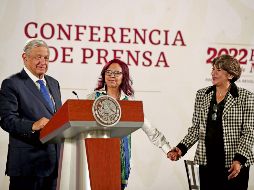 El Presidente Andrés Manuel López Obrador junto a Leticia Ramírez (centro) y Delfina Gómez (derecha). EL UNIVERSAL