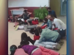 En redes sociales circulan algunos videos de la práctica en la que incluso se simula el sonido de balazos, al tiempo que maestras dan instrucciones, ponen orden y cantan con los niños canciones infantiles. TWITTER