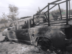 Tras el ataque quedó calcinada una camioneta oficial en la que se presume se encontraban los elementos antes de ser sustraídos. TWITTER