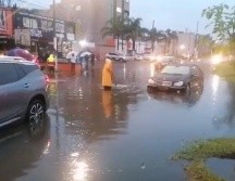 Se quedan varados al menos seis autos en Av. Patria tras lluvia