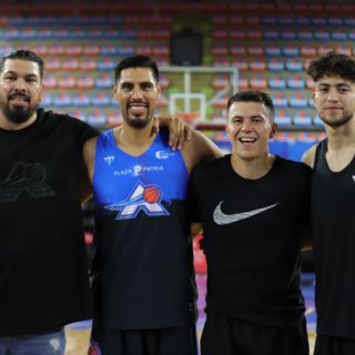 Ayón y sus amigos entrenan en la Arena Astros
