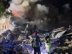 Járkov, situada a unos 40 kilómetros de la frontera rusa, ha sido bombardeada regularmente desde el inicio de la invasión a finales de febrero. EFE/Ukraine State Emergency Service