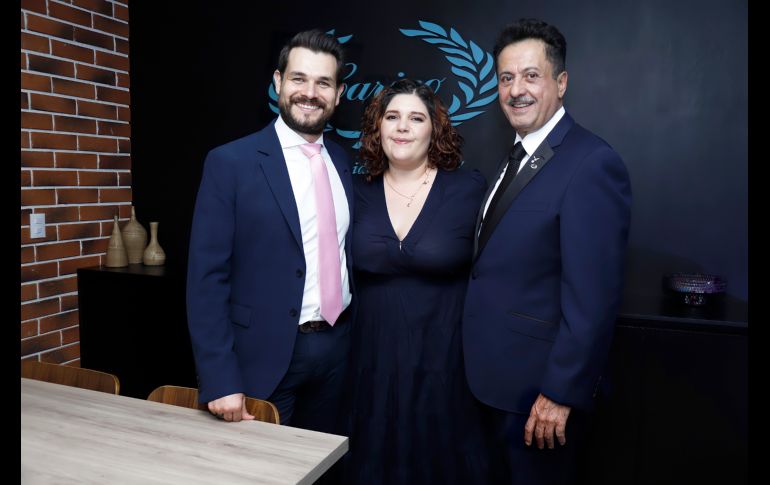 Juan Francisco Muñoz, Alejandra Velasco y Christian Lesmez. GENTE BIEN JALISCO/Claudio Jimeno