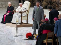 El papa Francisco observa preocupado al guardia, mientras personas a su alrededor intentan reanimarlo. EWTN