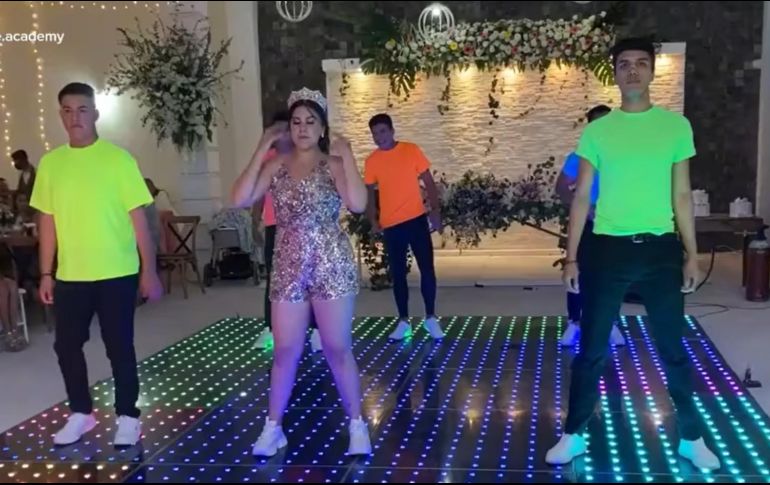 El joven de verde tomó notoriedad en las redes sociales robándole el protagonismo a la festejada. ESPECIAL