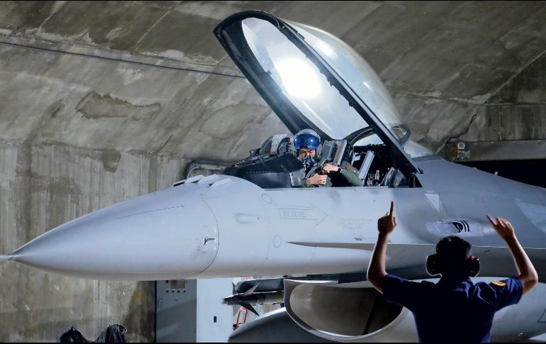 Un avión de combate F16V de la fuerza aérea taiwanesa participa en un simulacro nocturno desde la base aérea de Hualien. AP