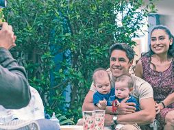 El actor debutante agradece haber trabajado junto a su padre en la producción de “Donde hubo fuego”. CORTESÍA/ Netflix