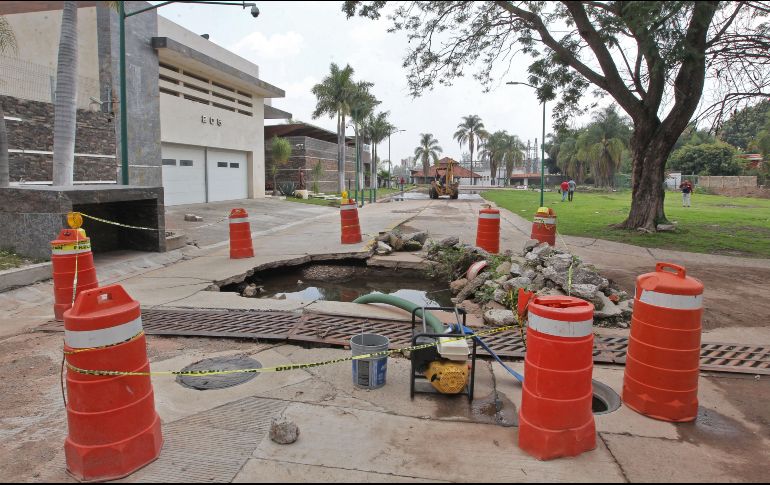 Durante un operativo fue abierto un boquete para que el Ministerio Público pudiera comprobar que el colector, que es subterráneo, está tapado. EL INFORMADOR/A. Camacho