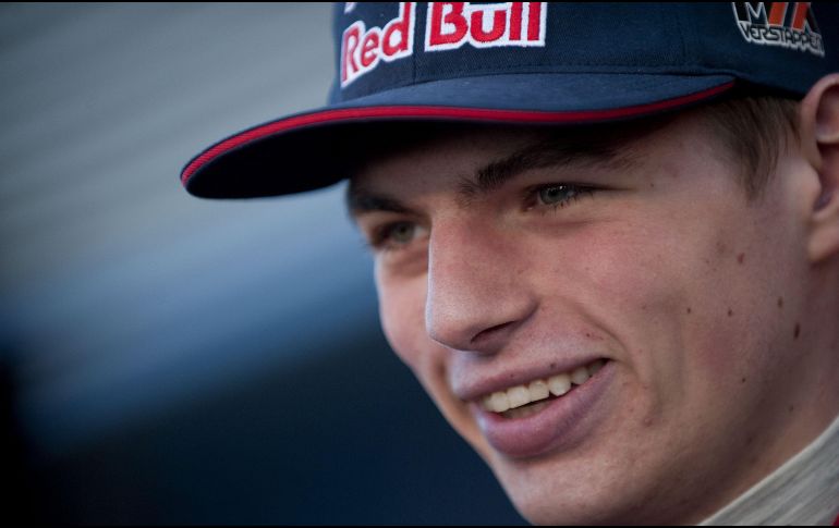 Comenzó a circular un video donde el holandes aparece en una alberca con unos flotis puestos, además de que su novia lo carga dándole clases de natación. AFP / ARCHIVO