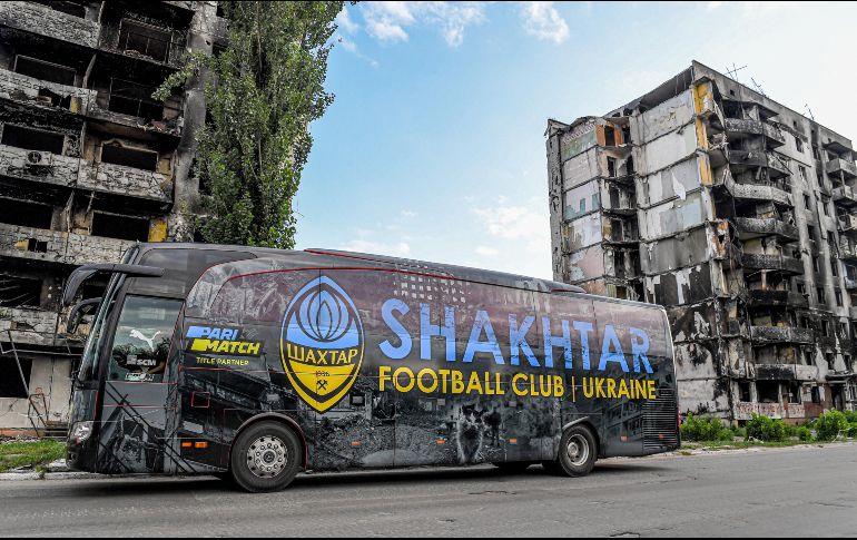 El vehículo presenta en los costados un par de leyendas contra la guerra. TWITTER/@FCShakhtar