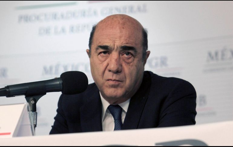 El juez de Control impuso la medida cautelar debido a que Murillo Karam cuenta con los medios económicos y con una red de amistades que le permitirían sustraerse de la justicia. AP/Archivo