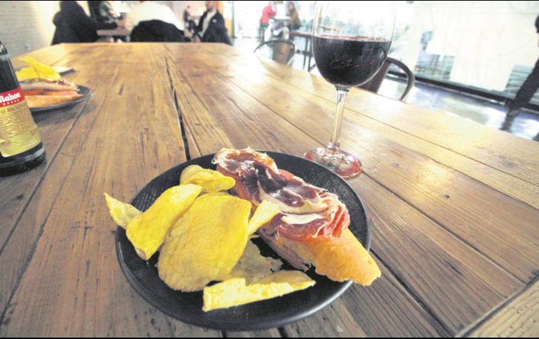 Una rica tapa de jamón ibérico. Infaltable con un sabroso vino tinto. EL INFORMADOR/F. González