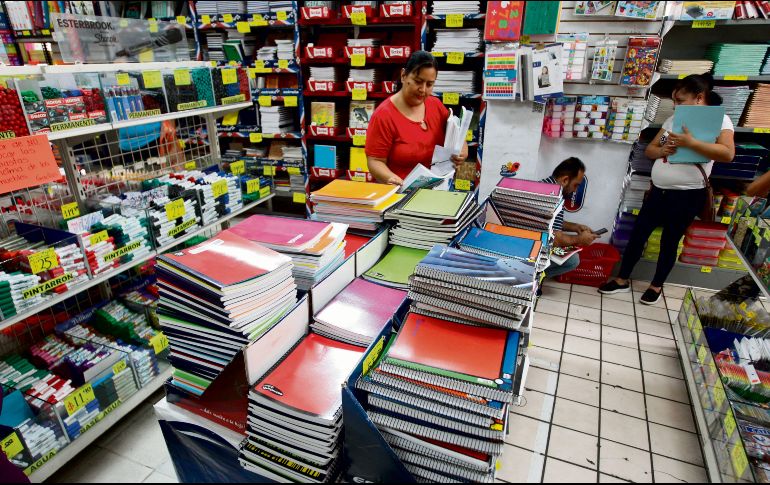 Las familias recurren al empeño en esta temporada, principalmente para comprar los útiles escolares de sus hijos. EL INFORMADOR/A. Camacho
