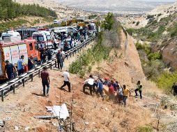 Personal de emergencia apoya en el sitio donde se registró un accidente de tráfico en una autopista, en la provincia de Gaziantep. XINHUA