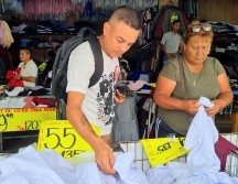 Se "encharcan" para comprar los uniformes de sus hijos