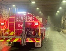 Al sitio acudieron elementos de la Policía Vial, quienes cerraron por unos momentos el túnel en lo que apagaban el incendio. ESPECIAL/Bomberos de Guadalajara