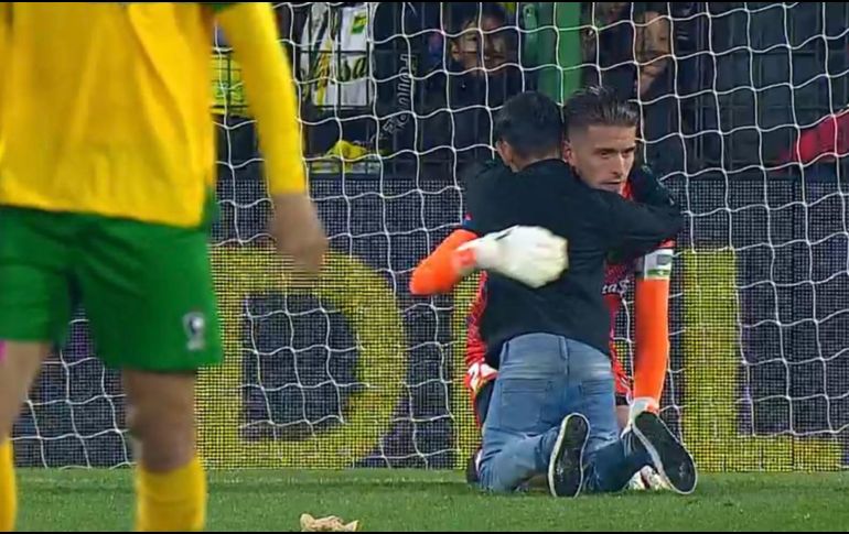 Fue la imagen de un pequeño consolando a su ídolo. Un momento que el futbol argentino no debe olvidar nunca y que debe servir como el verdadero reflejo de lo que es el futbol. ESPECIAL
