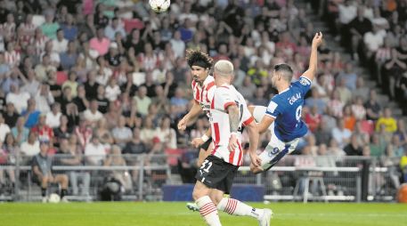 Erick Gutiérrez (centro) y el PSV se quedarán sin Champions League esta temporada. AP/P. Dejong