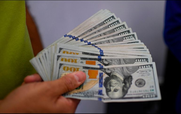La divisa mexicana en los mercados internacionales se ubica en los 19.92 pesos por dólar al mayoreo. AFP / ARCHIVO