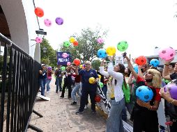 La comunidad estudiantil y trabajadora de la Escuela Preparatoria 7 obsequió 140 balones al gobernador. ESPECIAL