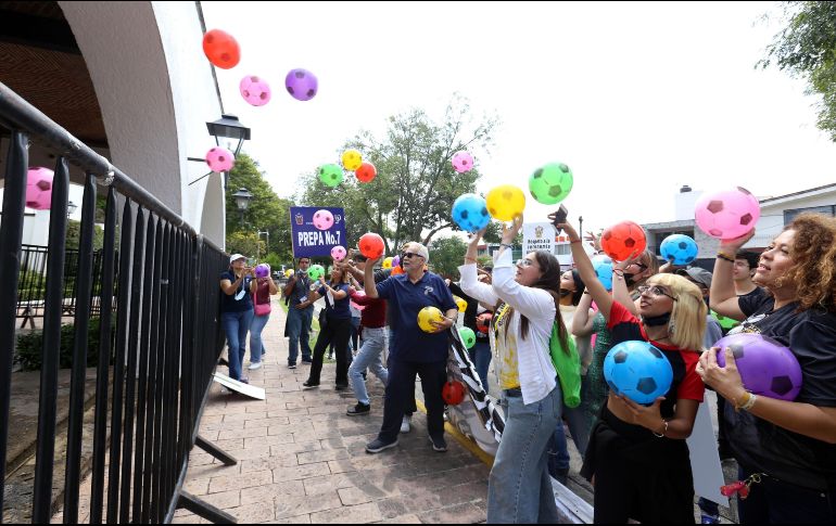 La comunidad estudiantil y trabajadora de la Escuela Preparatoria 7 obsequió 140 balones al gobernador. ESPECIAL