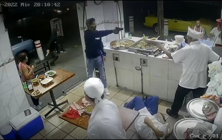 Un hombre encapuchado entra y golpea a dos de los taqueros, mientras sus cómplices amagan a los clientes. ESPECIAL