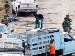 Elementos lograron asegurar las dos tomas clandestinas y un vehículo con un tanque con 22 mil litros, lleno al 85 por ciento de su capacidad con hidrocarburo. EFE/ARCHIVO