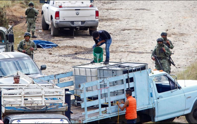 Elementos lograron asegurar las dos tomas clandestinas y un vehículo con un tanque con 22 mil litros, lleno al 85 por ciento de su capacidad con hidrocarburo. EFE/ARCHIVO