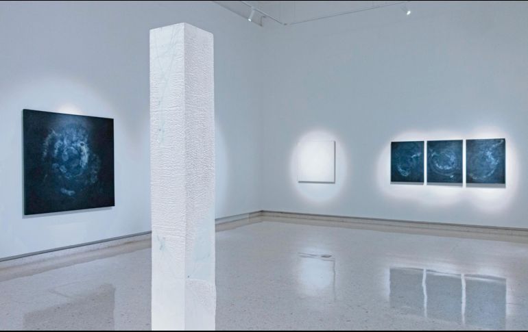 La muestra contó con la curaduría de Adrián Guerrero y reúne una veintena de piezas en diferentes soportes. CORTESÍA