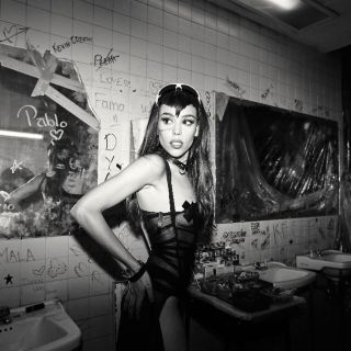 Danna Paola estrena el video oficial de su sencillo "XT4S1S"