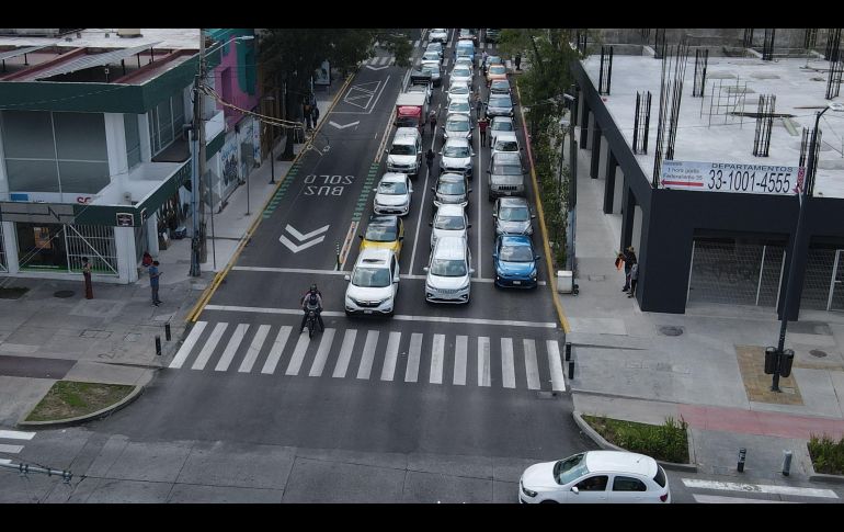 La habilitación del carril BusBici provocó que aumentara el tráfico en avenida Hidalgo, donde en horas pico se pueden observar largas filas de autos; los choferes exigen que la Policía Vial ayude a agilizar la circulación. EL INFORMADOR/A. Navarro