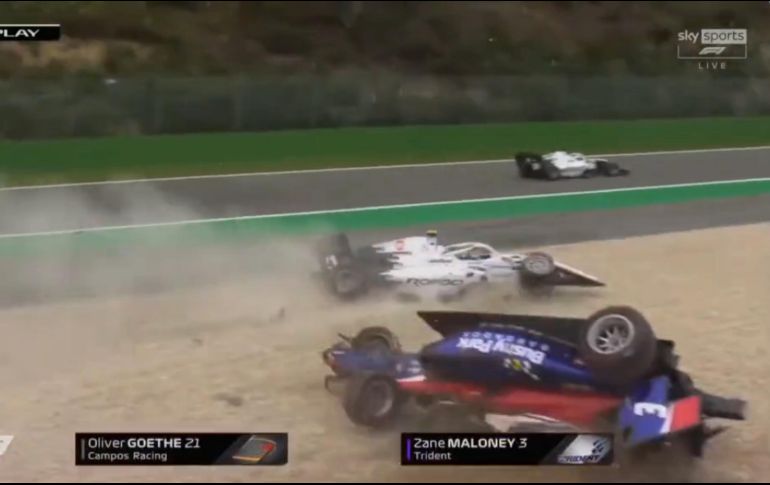 Los coches de los pilotos Oliver Goethe y Zane Maloney, que buscaban quedarse con la mejor posición, terminaron por tocarse e impactarse a gran velocidad contra el muro. ESPECIAL