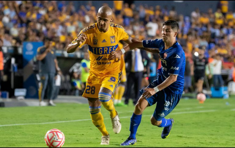 Luis Rodríguez y Bryan Garnica disputan el balón en un partido donde ambos equipos se nulificaron. EFE/M. Sierra
