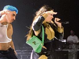 Momento clave. Rosalía luce el bolso verde que le dio Victoria Rivera. ESPECIAL