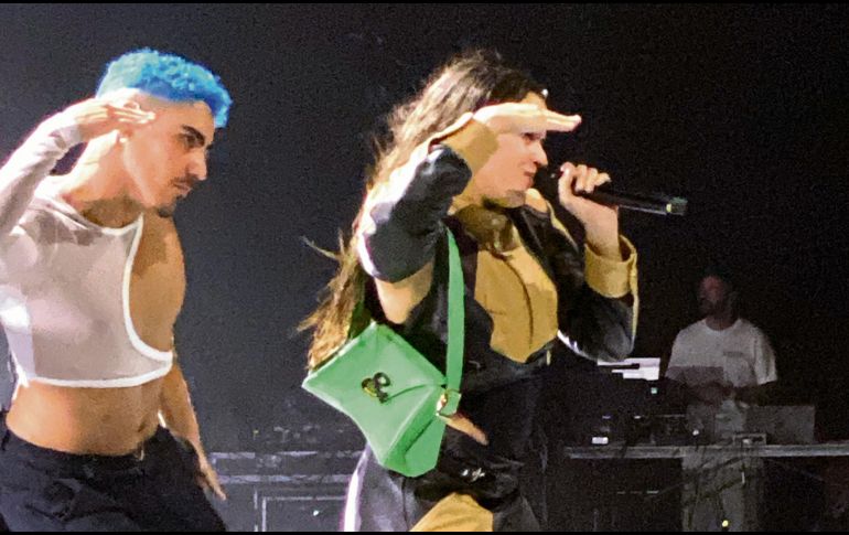 Momento clave. Rosalía luce el bolso verde que le dio Victoria Rivera. ESPECIAL
