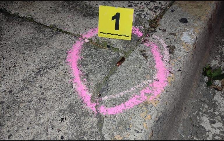 El hecho se registró alrededor de las 5:00 horas de este domingo en el cruce de las calles Longinos Cadena y José Arteaga. ESPECIAL /