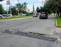 Los baches pueden resultar peligrosos para peatones y conductores por igual. EL INFORMADOR/E.Gómez