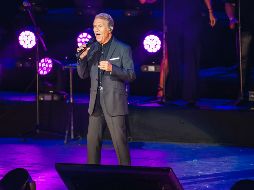 Napoleón apareció a contraluz en la tarima del Telmex para interpretar temas como 