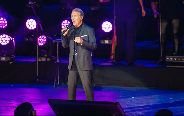 Napoleón apareció a contraluz en la tarima del Telmex para interpretar temas como 