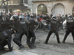 Simpatizantes de la ex presidenta Cristina Kirchner salieron a las calles del país a defenderla de lo que consideran el acoso de grupos de derecha en el país y se enfrentaron a la policía. AFP