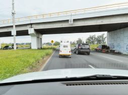 Este conductor utilizó el carril de alta velocidad en la carretera rumbo a Chapala. EL INFORMADOR/ E. Mora