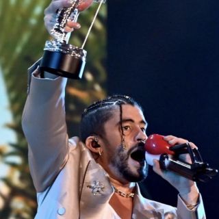 Bad Bunny causa polémica al besar a otro hombre en los Premios MTV (VIDEO)