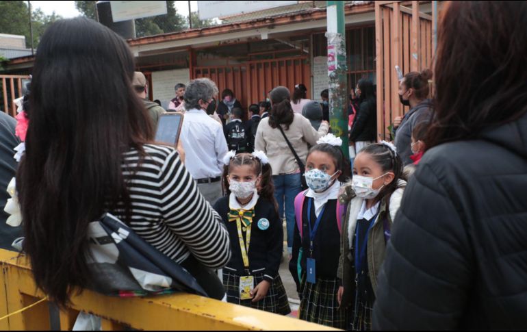 El IMSS pide tomar en cuenta el uso de gel antibacterial y de cubrebocas en el salón de clases, así como la sana distancia, y el lavado frecuente de manos. SUN / J. Boites