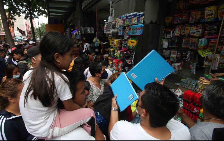 Padres de familia tuvieron que comprar los útiles escolares debido a que los productos regalados por el Gobierno de Jalisco no son de la mejor calidad, afirmaron. SUN / C. Mejía